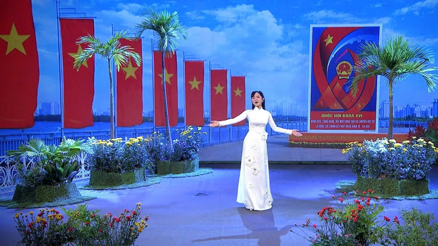 Ca sĩ Duyên Quỳnh trình bày ca khúc “Niềm tin từ lá phiếu” ở trường quay của VTV Cần Thơ. Nguồn ảnh: VTV.