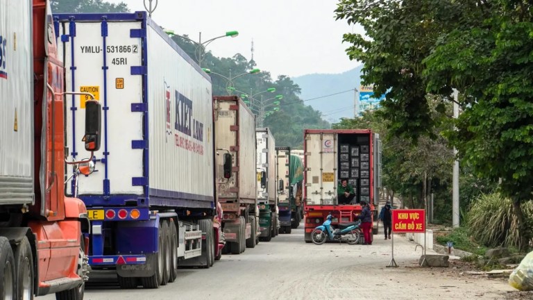 Hàng dài xe container ở cửa khẩu Hữu Nghị. Nguồn ảnh: Vấn Tâm/Báo Thanh Niên.