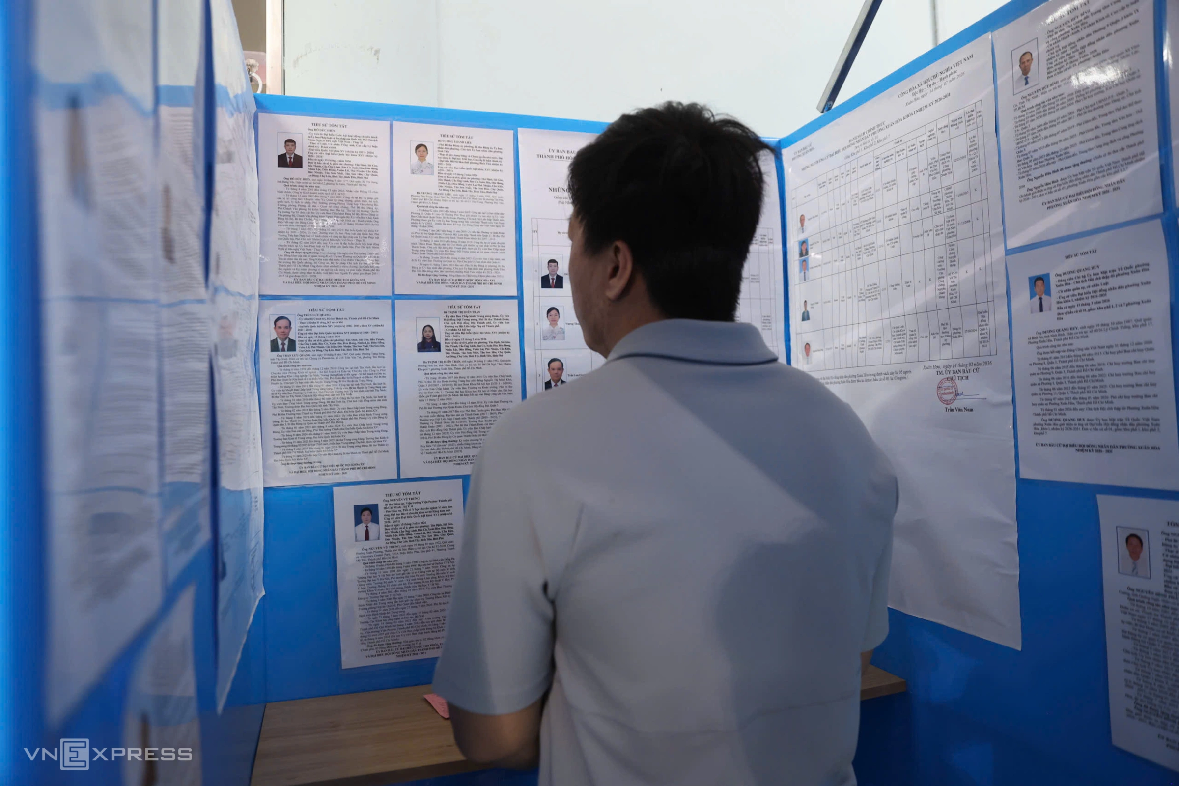 Phóng viên vào tận buồng ghi phiếu của cử tri để chụp hình - đơn vị bầu cử số 6, TP. Hồ Chí Minh. Nguồn ảnh: Quỳnh Trần/VnExpress.