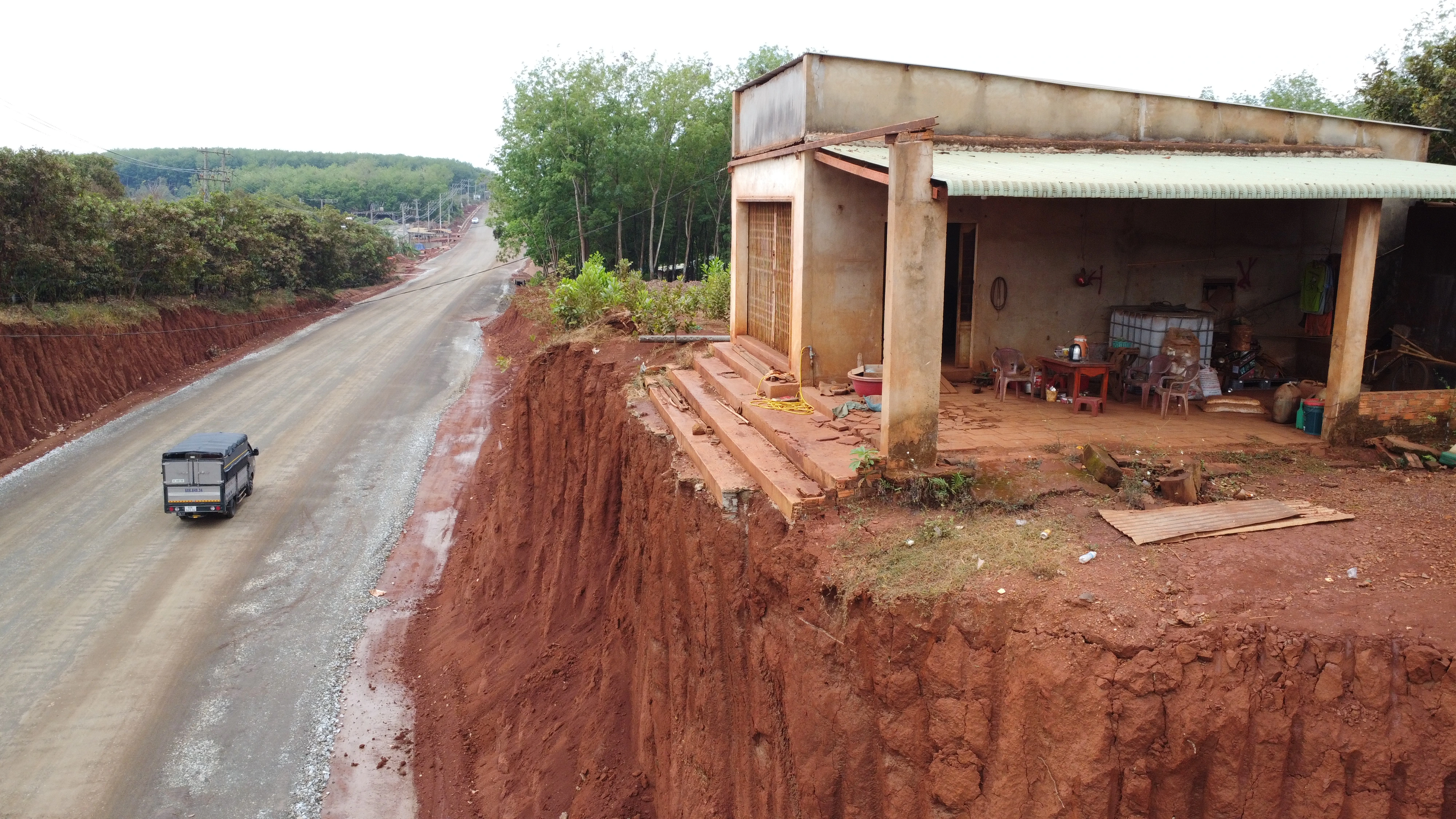 Việc hạ cốt nền khiến nhiều nhà dân nằm cheo leo trên độ cao từ 5-10m. Ảnh: Hoàng Giáp/Báo Thanh Niên.