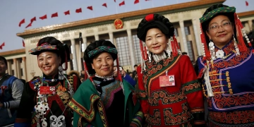 Các đại biểu sắc tộc thiểu số chụp hình bên ngoài Đại lễ đường Nhân dân trước phiên khai mạc Đại hội Đại biểu Nhân dân Toàn quốc tại Bắc Kinh, năm 2016. Ảnh: Damir Sagolj/Reuters.