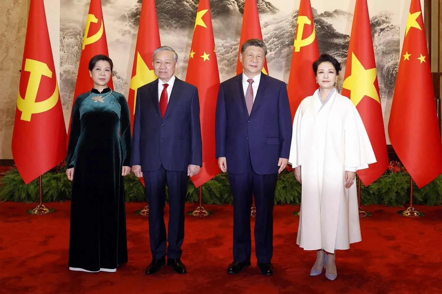 Ông Tô Lâm và phu nhân Ngô Phương Ly chụp ảnh cùng ông Tập Cận Bình và phu nhân Bành Lệ Viện. Nguồn ảnh: Xinhua.