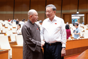 Chính quyền có thể cách chức lãnh đạo tôn giáo: Luật Tín ngưỡng, Tôn giáo sửa đổi mới được thông qua