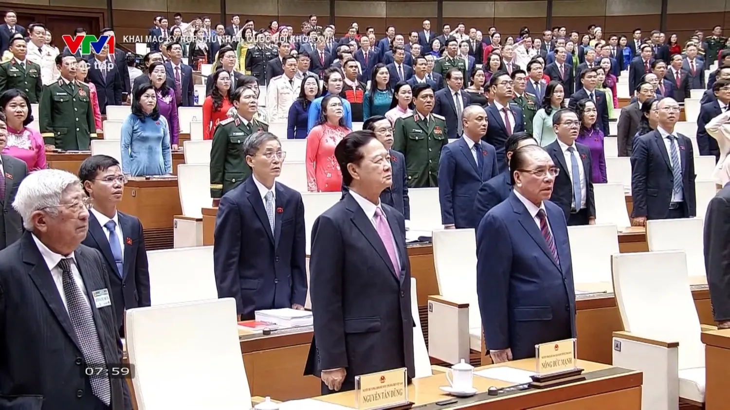 Ông Nguyễn Tấn Dũng tham gia phiên khai mạc kỳ họp đầu tiên của Quốc hội khóa 16. Ảnh chụp màn hình từ chương trình truyền hình trực tiếp của VTV.
