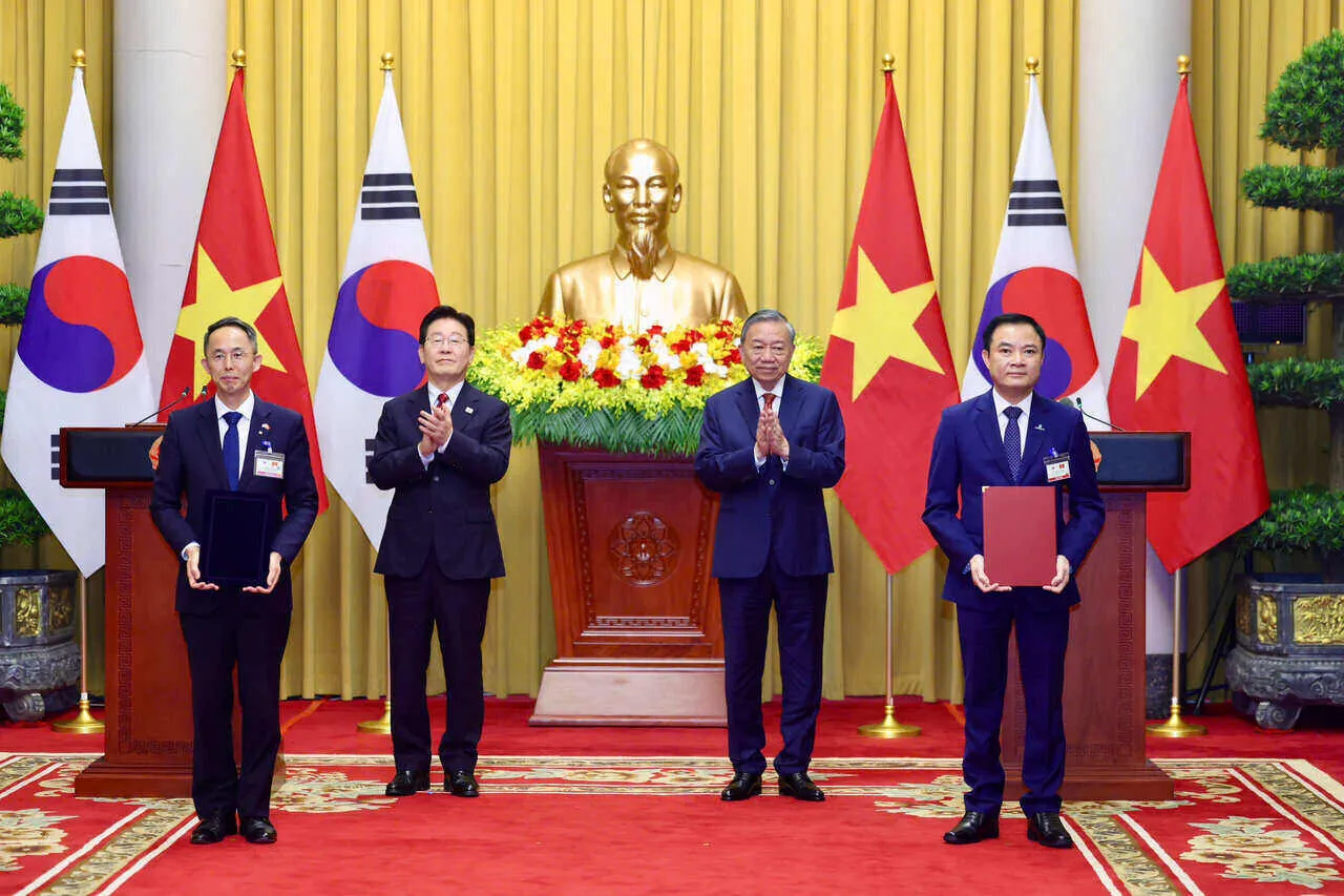 Chủ tịch Tô Lâm và Tổng thống Hàn Quốc Lee Jae Myung tham gia lễ trao đổi 12 văn kiện hợp tác giữa các bộ, ngành hai nước. Nguồn ảnh: Hải Nguyễn/TTXVN.