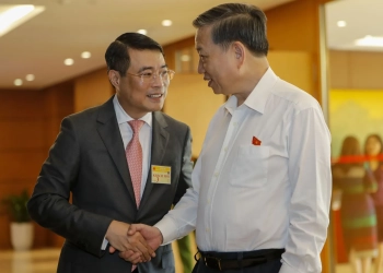 Ông Lê Minh Hưng (trái) và ông Tô Lâm, năm 2017. Nguồn ảnh: Việt Dũng/Báo Tuổi Trẻ.