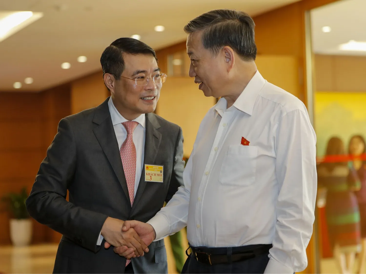 &Ocirc;ng L&ecirc; Minh Hưng (tr&aacute;i) v&agrave; &ocirc;ng T&ocirc; L&acirc;m, năm 2017. Nguồn ảnh: Việt Dũng/B&aacute;o Tuổi Trẻ.