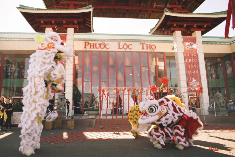 Tết Việt Nam ở Thương xá Phước Lộc Thọ, Little Saigon, Mỹ. Nguồn ảnh: Asian Garden Mall.