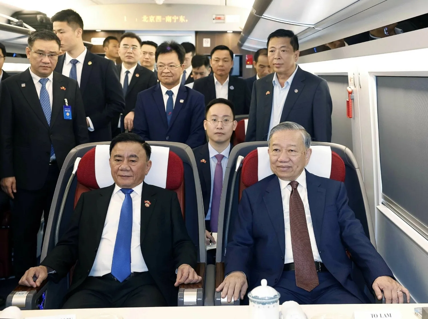 Ông Trần Cẩm Tú (ngồi, trái), ông Tô Lâm (ngồi, phải) đi tàu cao tốc ở thành phố Nam Ninh cùng các lãnh đạo doanh nghiệp của Trung Quốc. Nguồn ảnh: TTXVN.