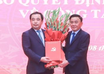 Thường trực Ban Bí thư Trần Cẩm Tú (phải) trao quyết định cho ông Trần Đức Thắng. Nguồn ảnh: Hữu Thắng/Báo Thanh Niên.