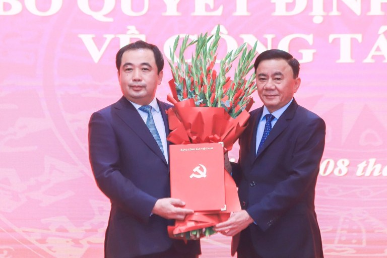 Thường trực Ban Bí thư Trần Cẩm Tú (phải) trao quyết định cho ông Trần Đức Thắng. Nguồn ảnh: Hữu Thắng/Báo Thanh Niên.