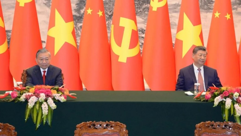 Ông Tô Lâm và ông Tập Cận Bình tại lễ ký kết các văn kiện hợp tác giữa hai nước. Nguồn ảnh: TTXVN.