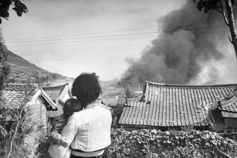 Cảnh cháy làng trong cuộc nổi dậy vào năm 1948. Ảnh: Carl Mydans/Time & Life Pictures.