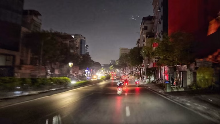 Khu vực Long Biên, Hà Nội, bị cúp điện vào tối 26/5. Nguồn ảnh: Dương Hưng/Báo Tiền Phong.