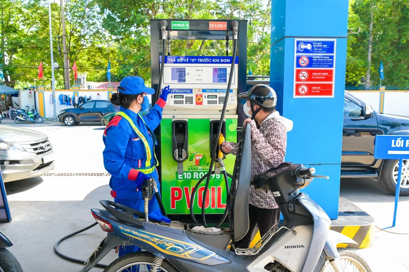 Một cửa hàng PVOIL bán xăng E10 ở Hà Nội. Nguồn ảnh: Thùy Linh/Báo Người Lao Động.