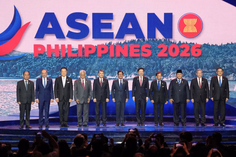 Lãnh đạo các nước Đông Nam Á tại Hội nghị cấp cao ASEAN năm 2026 ở Philippines. Nguồn ảnh: Aaron Favila/Reuters.