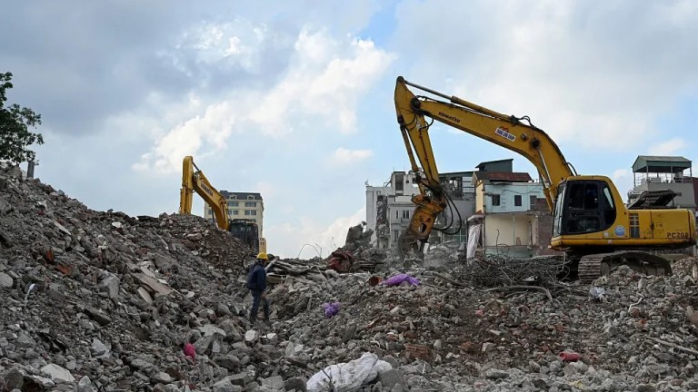 Cảnh giải tỏa ở khu vực đê sông Hồng, ngày 20/5/2026. Ảnh: Nhac Nguyen/AFP.